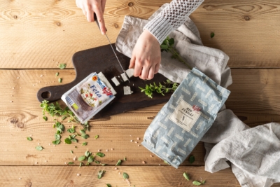 Jemand schneidet Ja! Natürlich Bio-Feta.