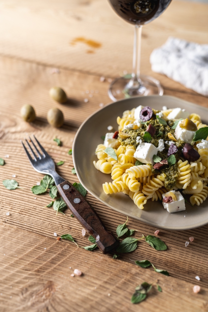 Fusilli mit Feta, Pesto und Oliven