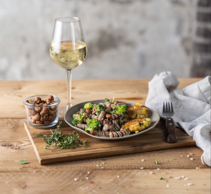 Goudalaibchen mit Brokkolinudeln und Haselnüssen
