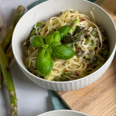 Spargel Pasta in einer Schale serviert mit Basilikum als Topping.