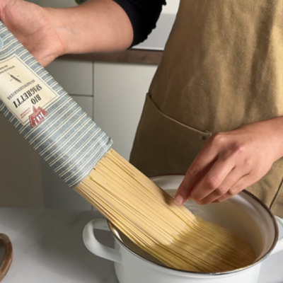 Bio-Spaghetti werden in einen Topf mit Wasser gegeben!