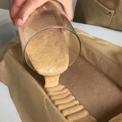 Veganes Karamell wird auf die Eismasse gegeben!