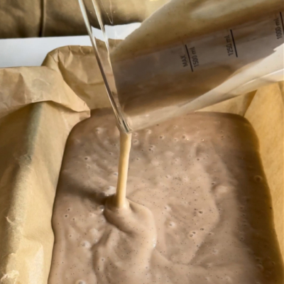 Eis wird in eine Form gegeben und eingefroren!