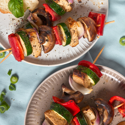 Fertige Grilltofuspieße auf einem Teller angerichtet