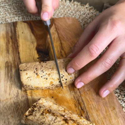 Bio-Grilltofu wird in Würfel geschnitten!