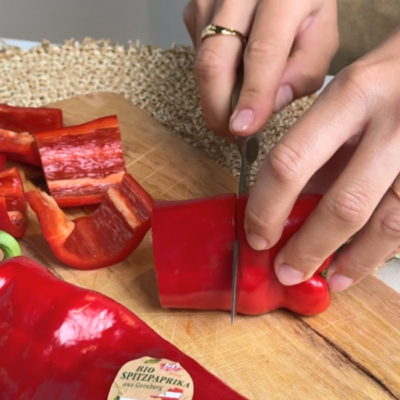 Bio-Spitzpaprika werden kleingeschnitten