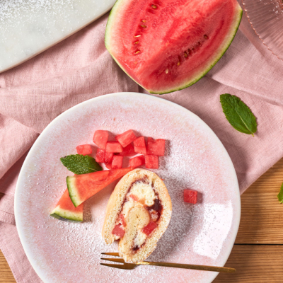 Bio-Biskuitrolle mit Wassermelone serviert auf einem Teller