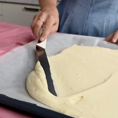 Bio-Teig wird auf einem Blech verteilt!