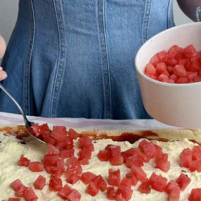 Rolle wird mit Melone gefüllt