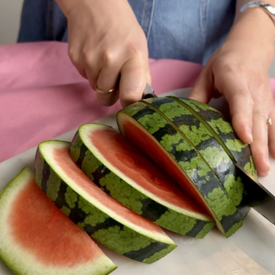 Bio-Wassermelone wird in Scheiben geschnitten