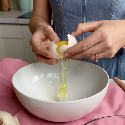 Bio-Eier werden getrennt und in eine Schale gegeben