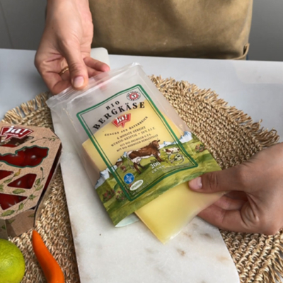 Bio-Bergkäse wird aus der Verpackung genommen