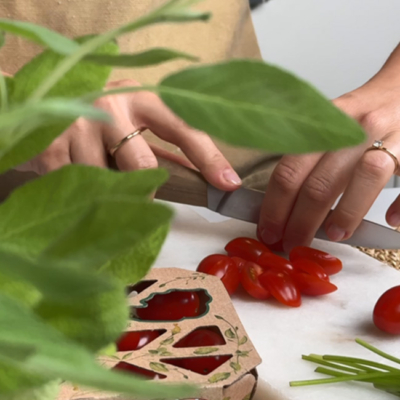 Bio-Tomaten werden klein geschnitten