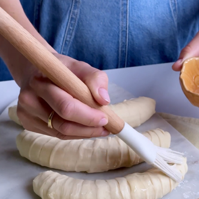 Bananen werden mit Bratöl eingepinselt