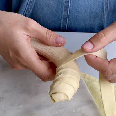 Bio-Blätterteig wird um die Bananen gewickelt