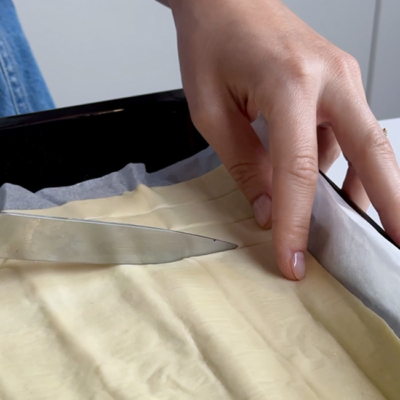 Blätterteig wird in Streifen geschnitten