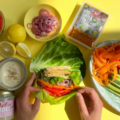 Bio-Tofu und Gemüse wird in einem Kohlblatt eingerollt