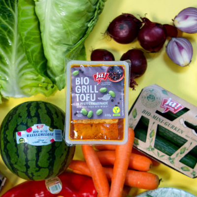 Wassermelone, Karotten, Tofu und Gurke auf einem Tisch