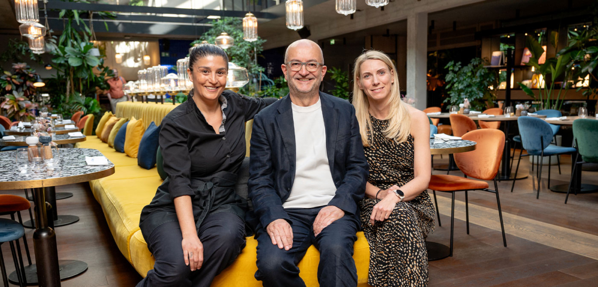 Haubenköchin Parvin Razavi mit Andreas Steidl und Klaudia Atzmüller, Geschäftsführung Ja! Natürlich