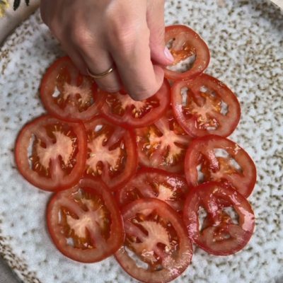 Bio-Toamtenscheiben werden auf einem Teller angerichtet