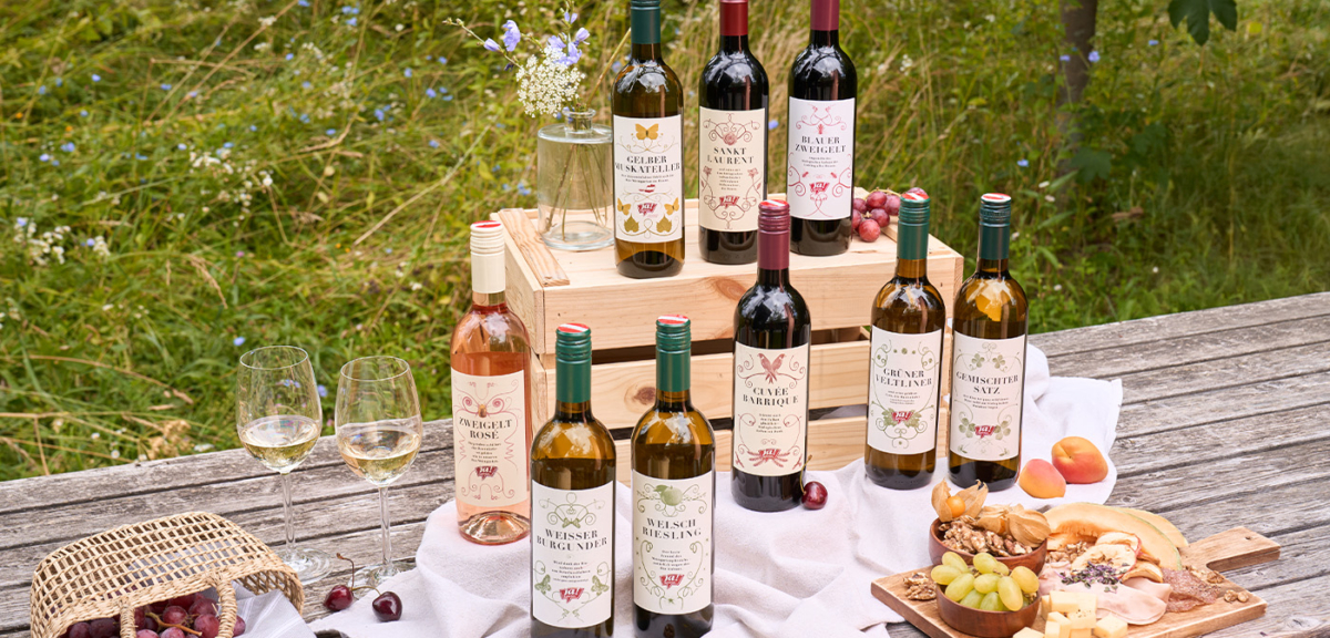 Weinrange von den Ja! Natürlich Bio-Weinen mit einem Jausen-Brett danben