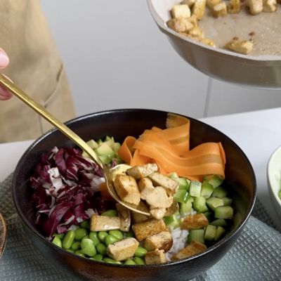 Gebratener Tofu wird auf die Bowl gegeben