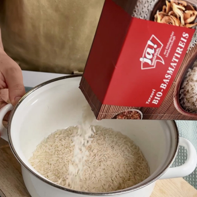 Bio-Reis wird in heißes Wasser gegeben