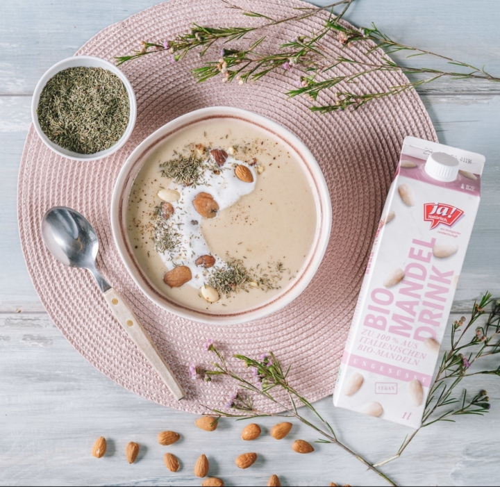 Maronicremesuppe mit Mandeldrink