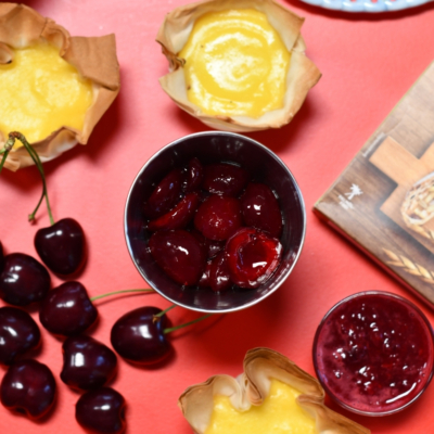 Frische Kirschen in einer Schale und auf dem Tisch