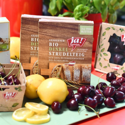 Bio-Dinkel Strudelteig, Bio-Kirschen, Bio-Zitronen liegen auf einem Tisch