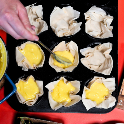 Bio-Dinkel Strudelteig wird mit Lemon Curd gefüllt