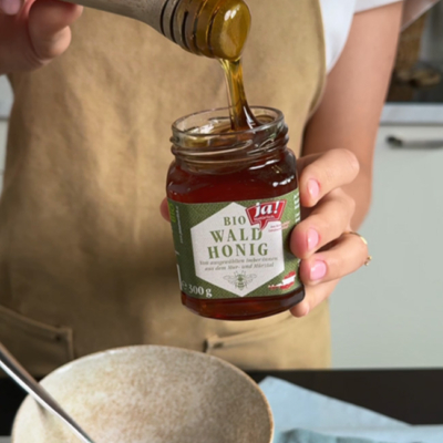 Anrühren des Dressings mit Honig