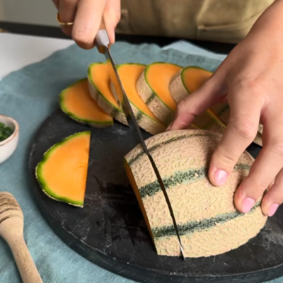 Bio-Zuckermelone wird Scheiben geschnitten