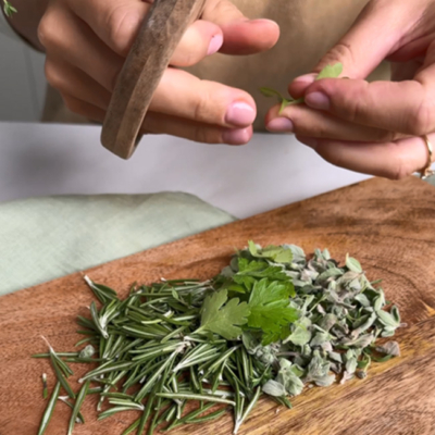 Bio-Kräuter werden fein geschnitten.