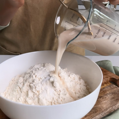 Germ und Flüssigkeit werden zum Mehl gegeben.