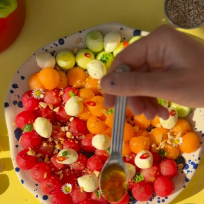 Fertiger Salat wird mit Dressing mariniert!