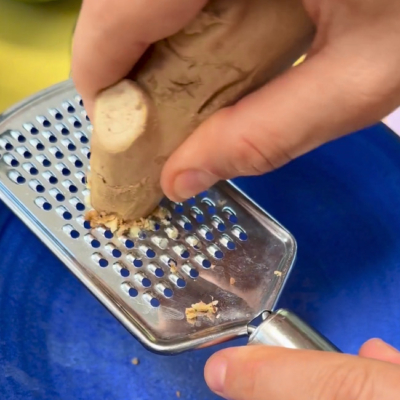 Dressing mit Ingwer, Olivenöl und weiteren Zutaten anrühren