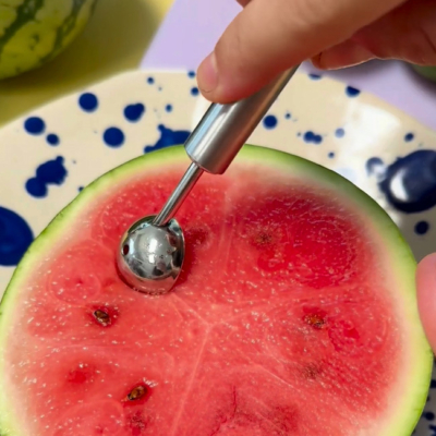 Melonen Kugeln werden ausgestochen