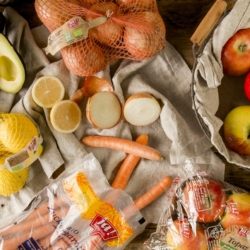 Ja! Natürlich Bio-Zuckerkarotten, Zitronen, Zwiebeln und Äpfel.