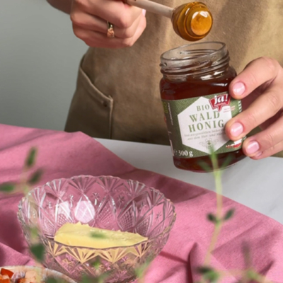 Butter-Marinade wird mit Honig angerührt