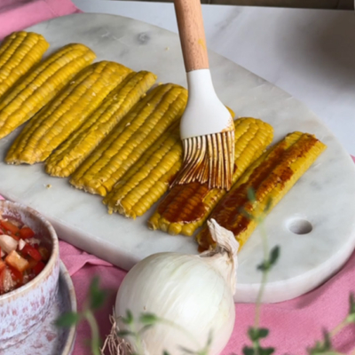 Bio-Marinade wird auf Mais verteilt