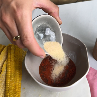 Bio-Marinade wird mit Gewürzen angerührt