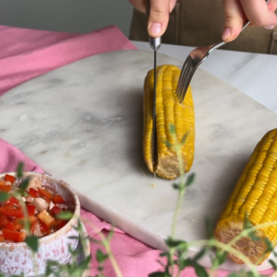 Bio-Mais wird in Scheiben geschnitten!