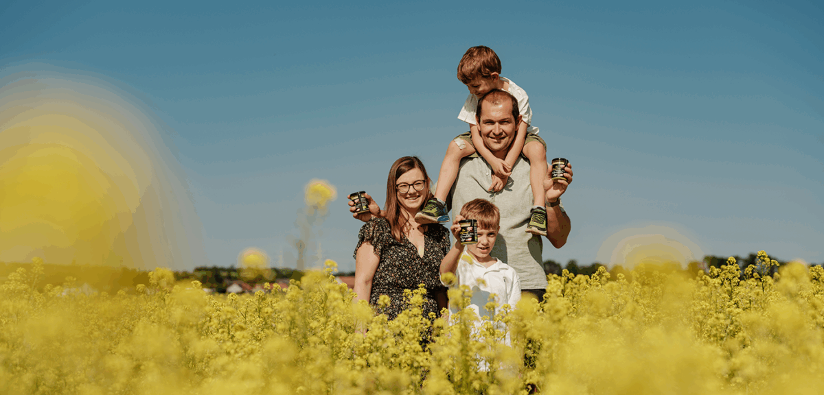 Familie Schwarzer Maad am Senf-Feld