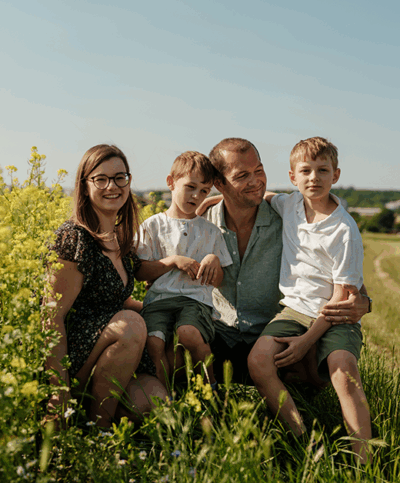 Familie Schwarz-Maad am Senf-Feld