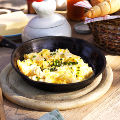 Bio-Eierspeis in einer Gusseisenpfanne.