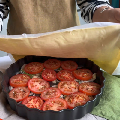 Teig wird über die Tarte Füllung gelegt.