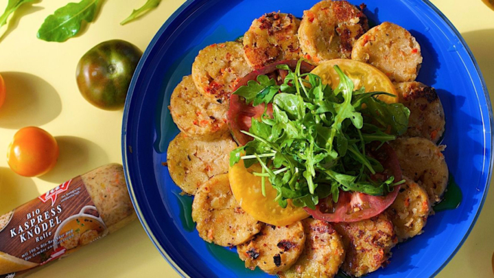 Kaspressknödel-Carpaccio mit Rucola, Paradeisern & Kräuteröl