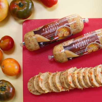 Kaspressknödelrollen werden in Scheiben geschnitten