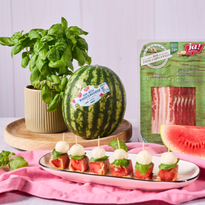 Bacon-Wassermelonenspieße auf einem Teller angerichtet